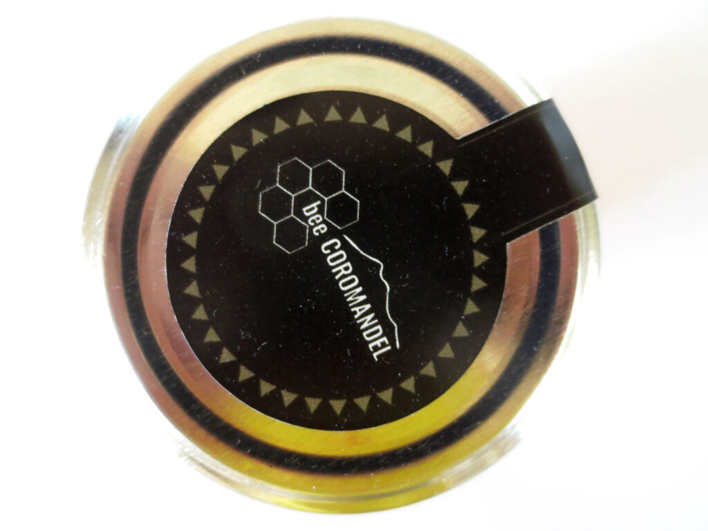 MGO-500+-bee-Coromandel-honey-ltd-ed_03